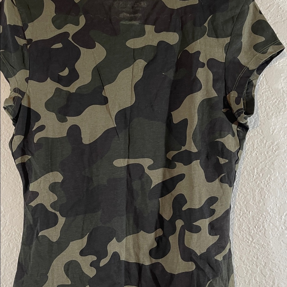 GUESS Women's Sterling Gold Sequin Big Box Logo Camo Tee Short Sleeve Large NEW - Picture 4 of 8